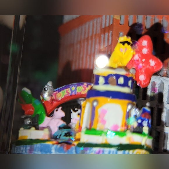 Macy's Thanksgiving Day Parade 2024 Musical Snow Globe - Picture 3 of 12